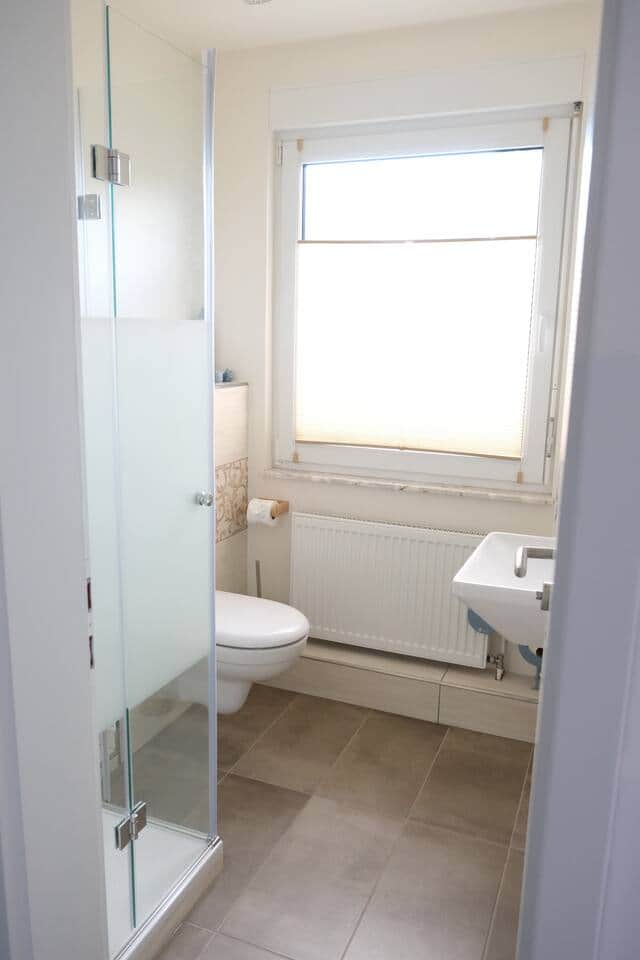 Badezimmer mit WC und Dusche