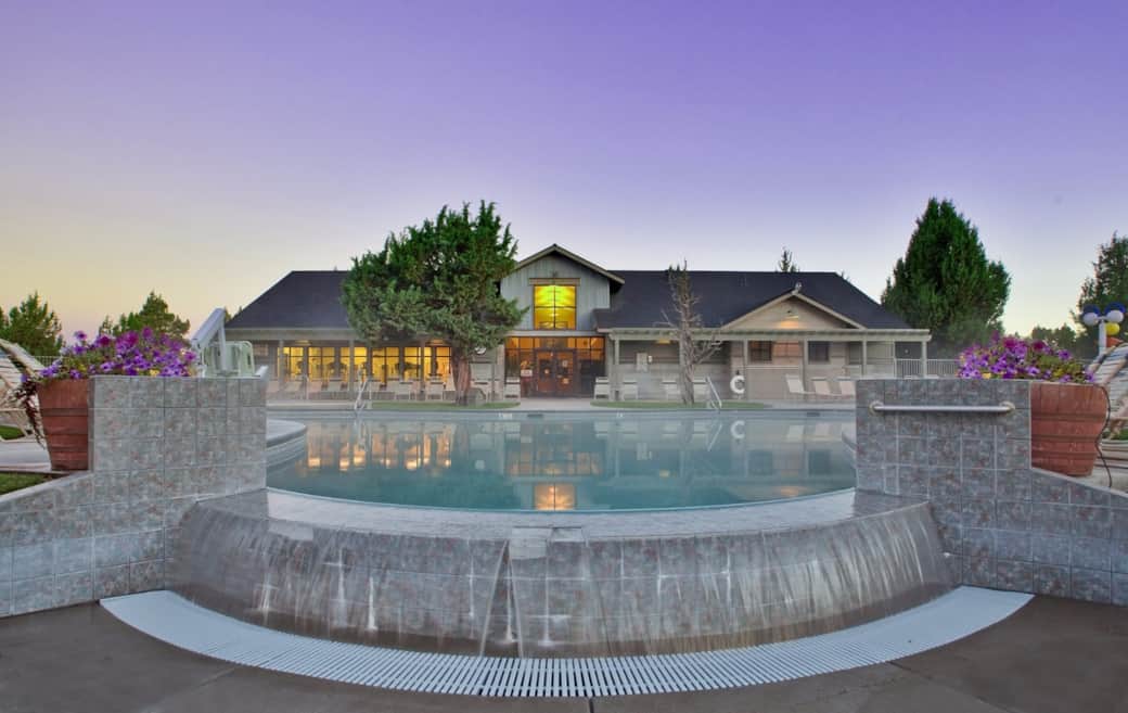 Eagle Crest Resort outdoor infinity pool and hot tub at Lakeside Sports Center