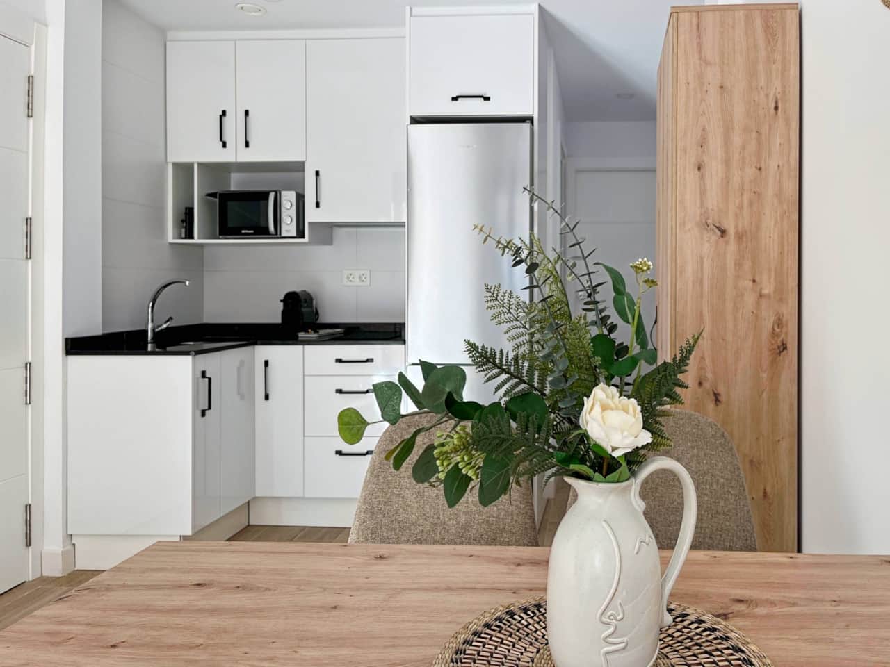Salón - comedor con cocina integrada.
