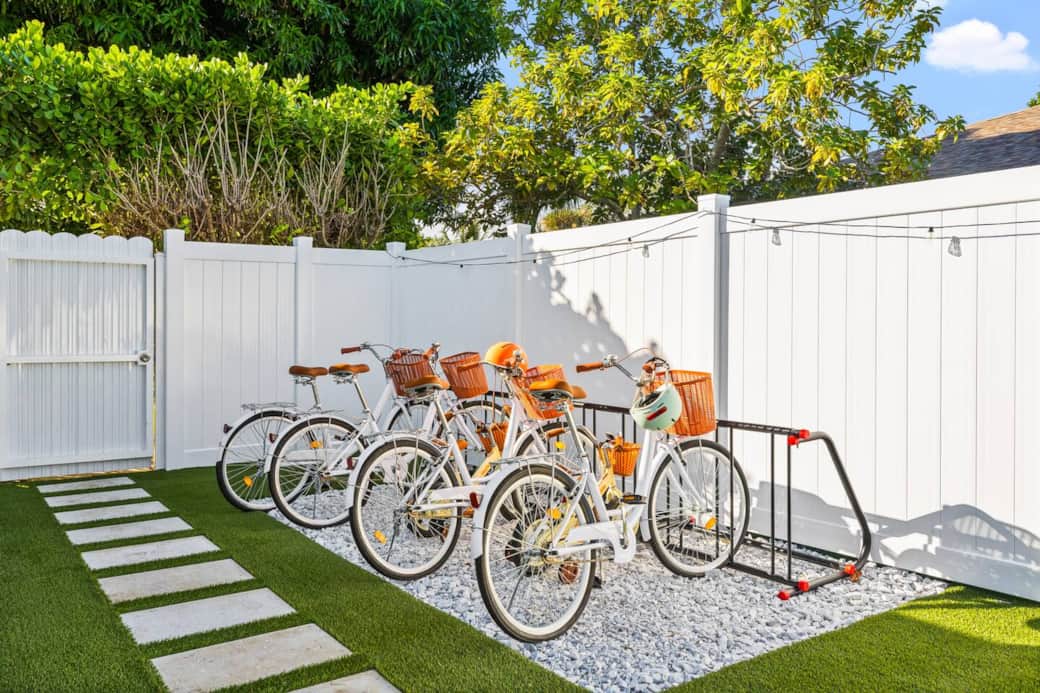 4 Adult Bikes | 2 Kids Bikes | Artificial Backyard
@lynx.escape