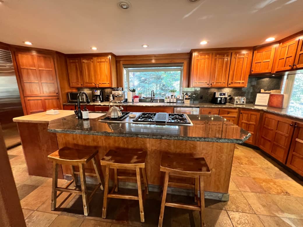 Fully equipped kitchen with dual Kitchen Aid dishwashers Fully equipped kitchen with dual Kitchen Aid dishwashers
