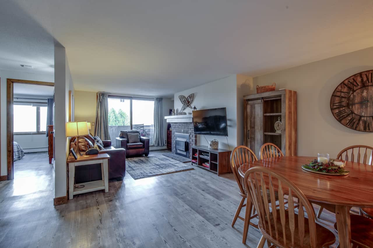 Spacious Living and Dining Room!