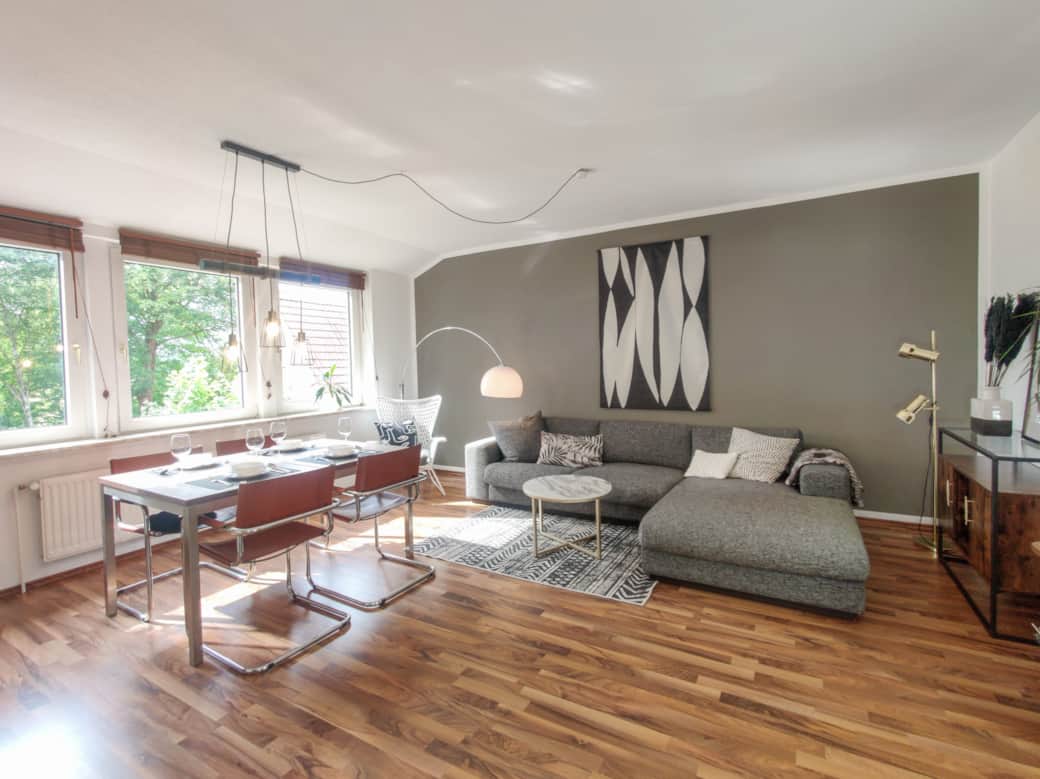 Das geräumige Wohnzimmer mit Designer-Sofa von Bolia.