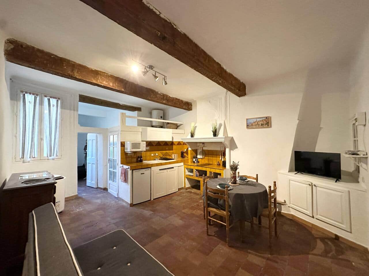 cuisine provençale, micro-ondes, machine à café, vaisselle, ustensiles, coin repas, table à manger