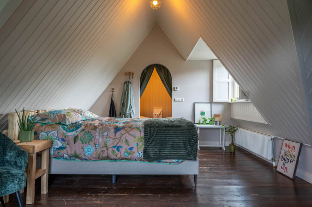 Lichte en ruime slaapkamer met gezellige details en een prachtig uitzicht.