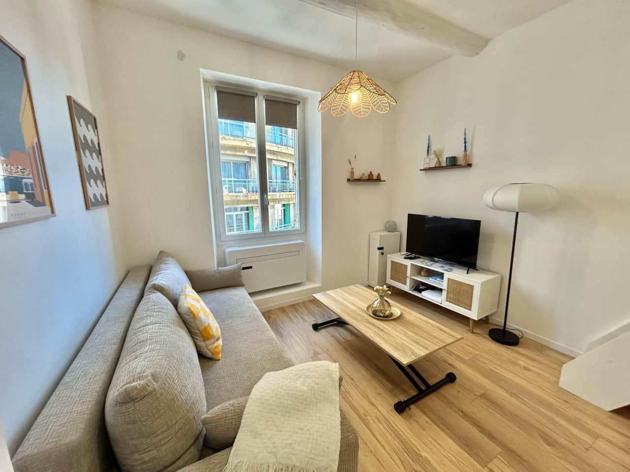 living room, TV, sofa, table