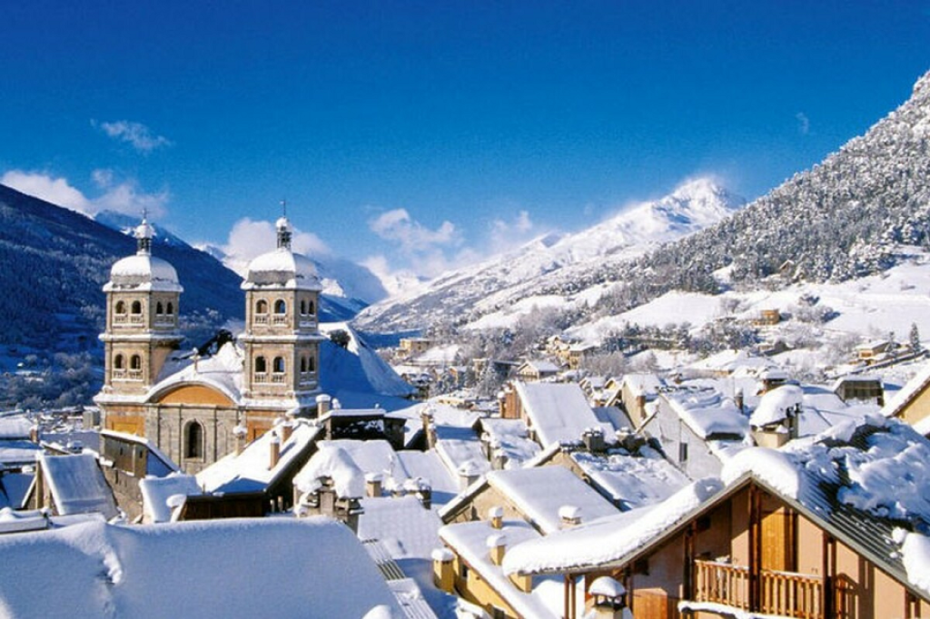 Briançon enneigée en hiver, collégiale Notre-Dame et toits sous la neige, Serre Chevalier Vallée