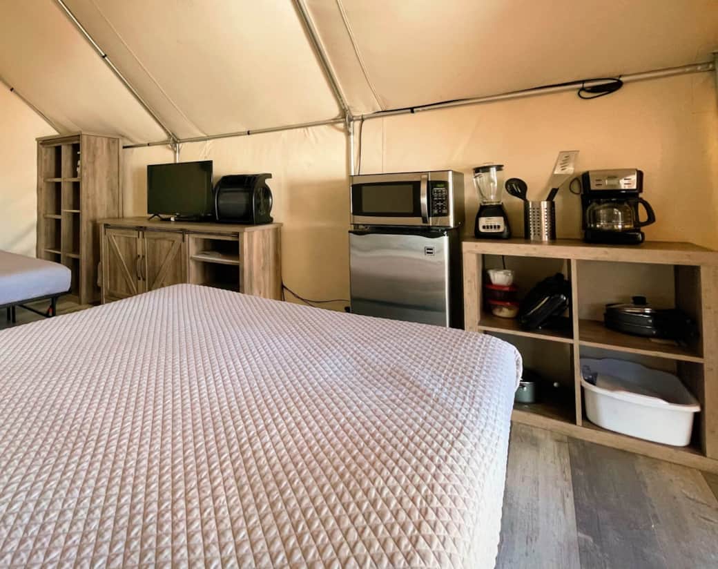 Comes with microwave, mini-fridge, blender, coffee maker, TV, and DVD player. Comes with microwave, mini-fridge, blender, coffee maker, TV, and DVD player.