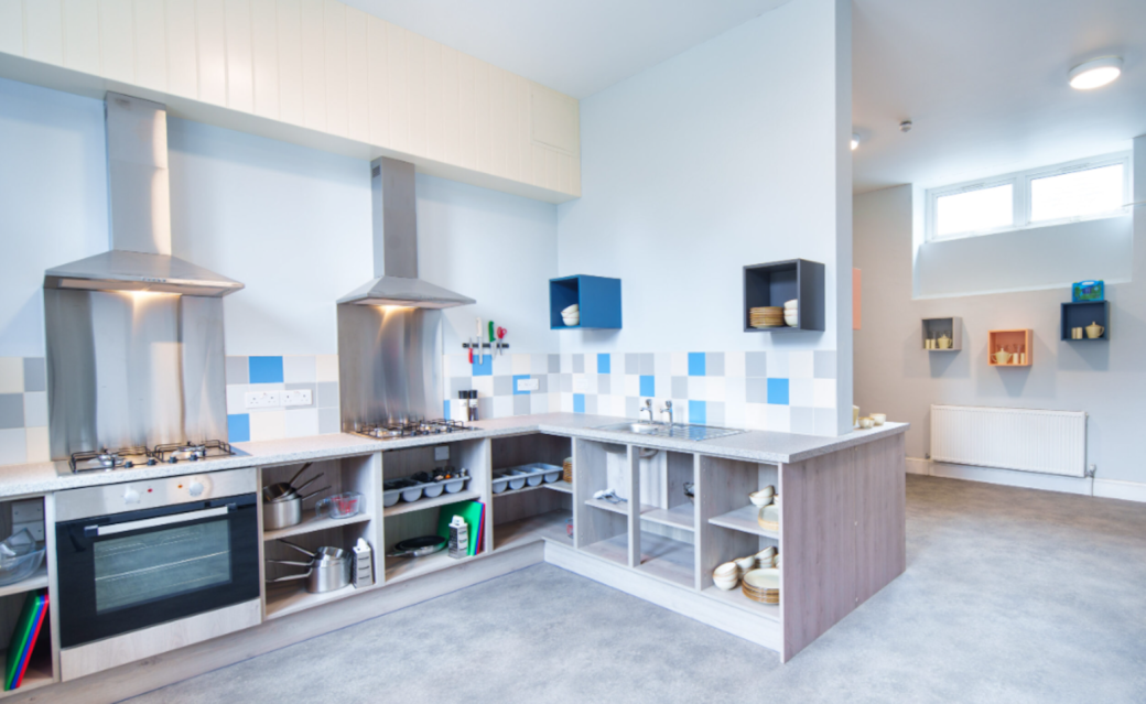 Kitchen left hand side (c)