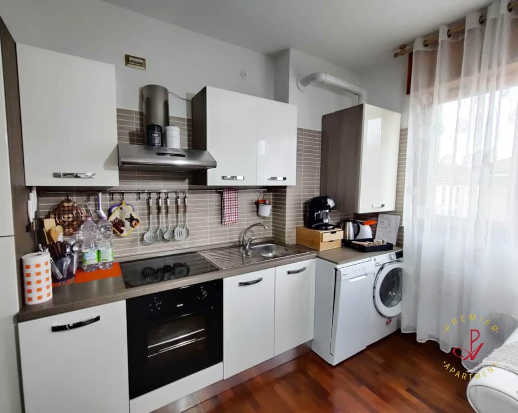 Cocina equipada con lavadora y lavavajillas.