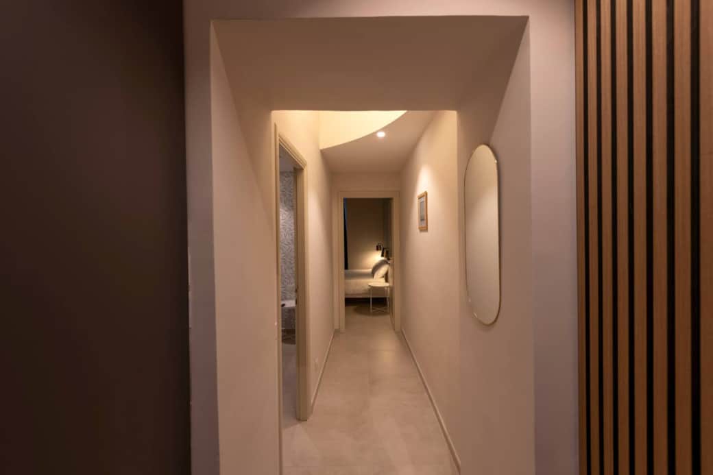 Corridoi ampi con specchi e luci moderne: design e spazio per 8 ospiti a Civitavecchia.