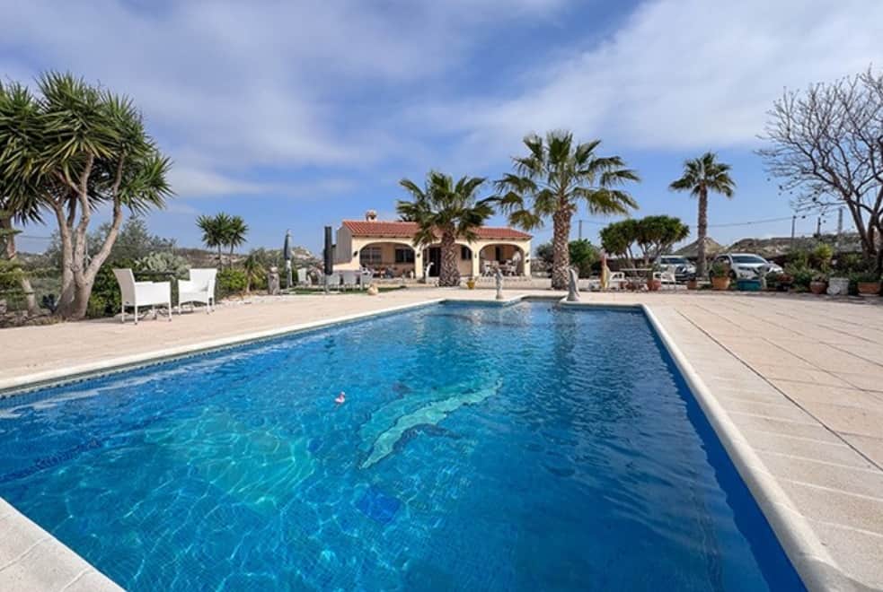 Voorkant huis met zwembad