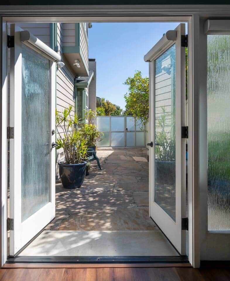  Open the front doors to let the fresh air in!