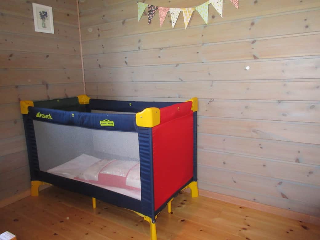 Zusätzlich steht hier ein Babybett zur Verfügung, damit auch die Kleinsten sicher schlafen können. Das Babybett kann bei Bedarf auch in einen anderen Schlafraum gestellt werden.