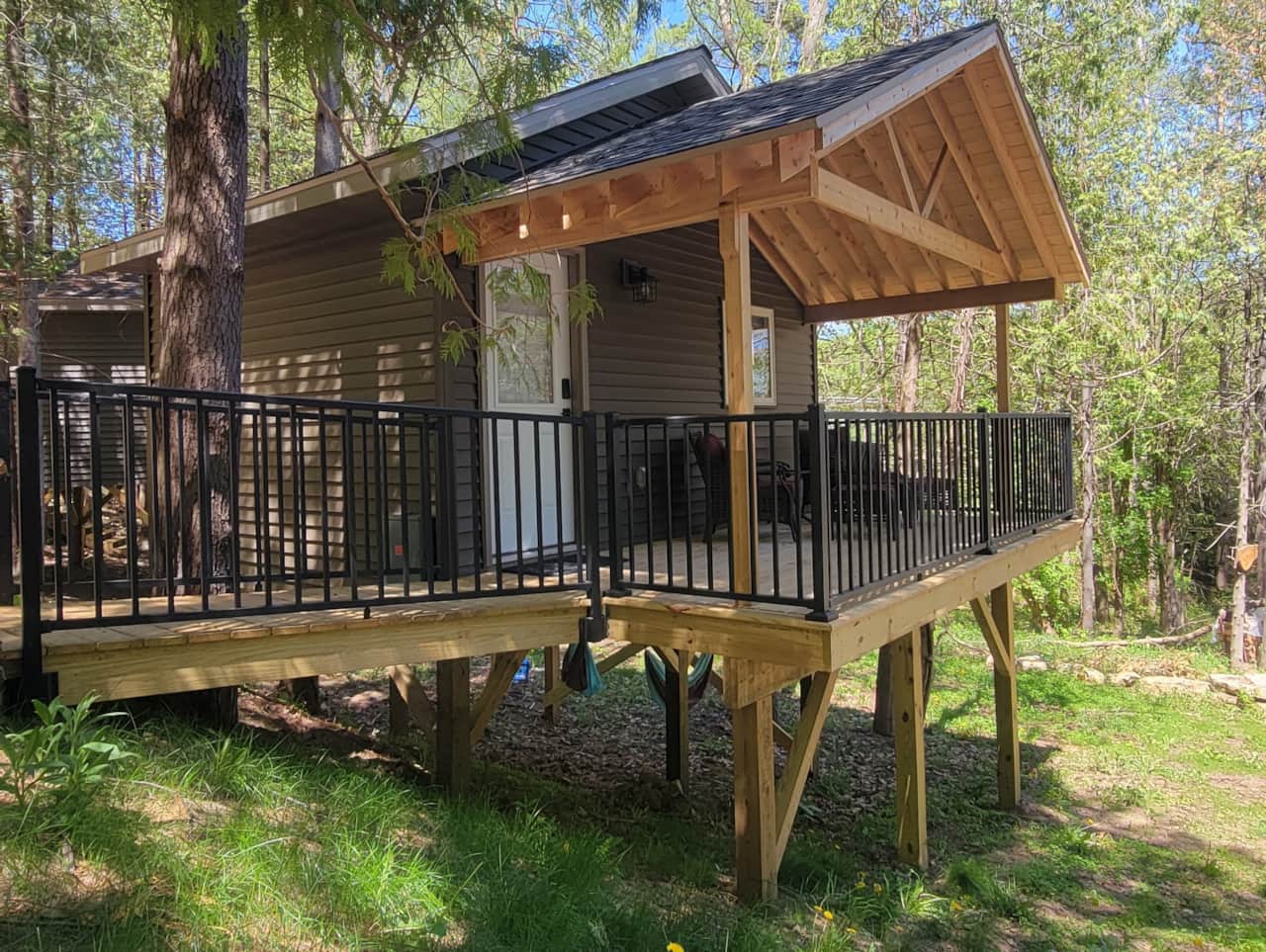 Front of the SouthTreehouse Cabin #3.