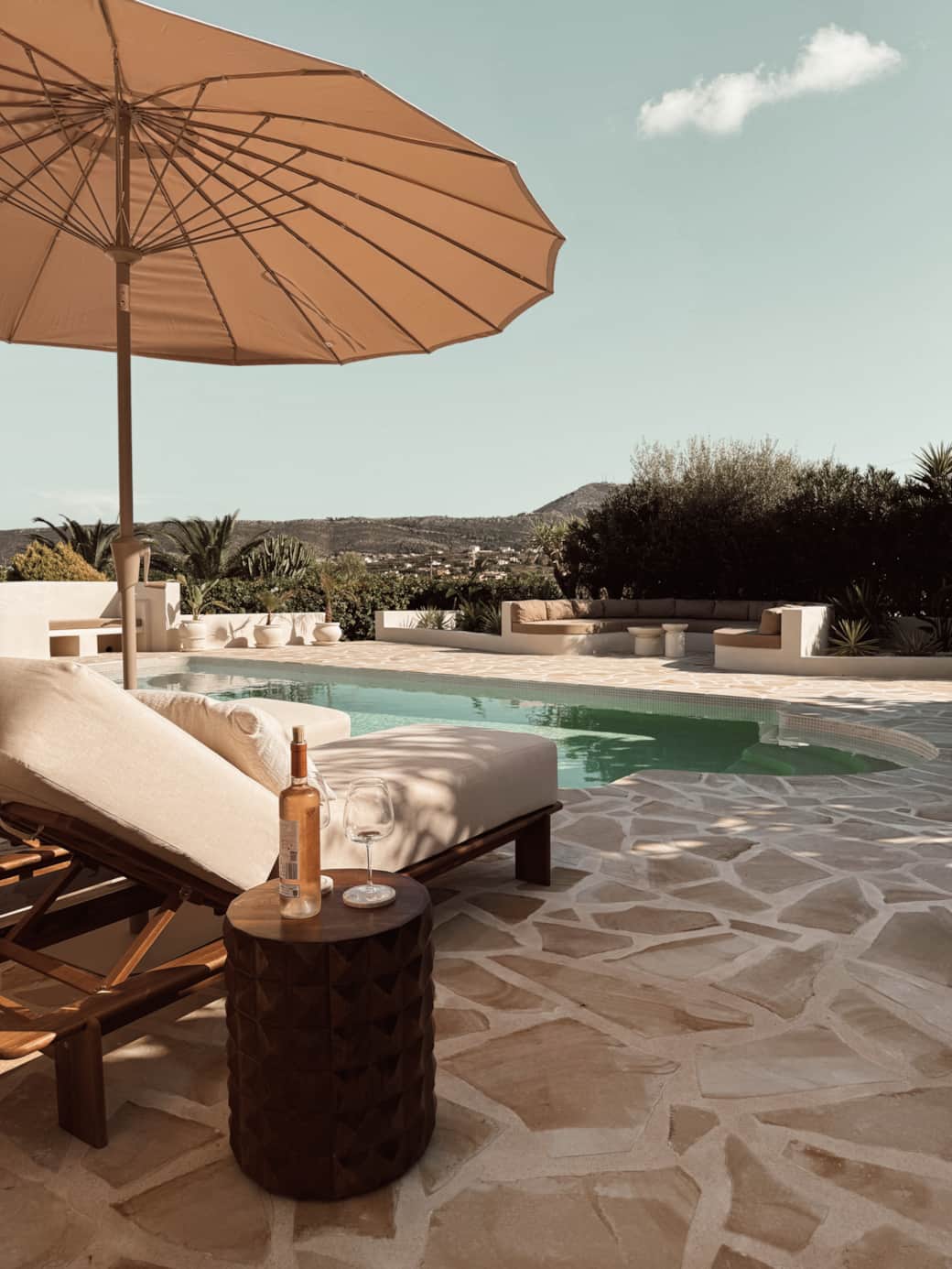 4 ligbedden bij het zwembad