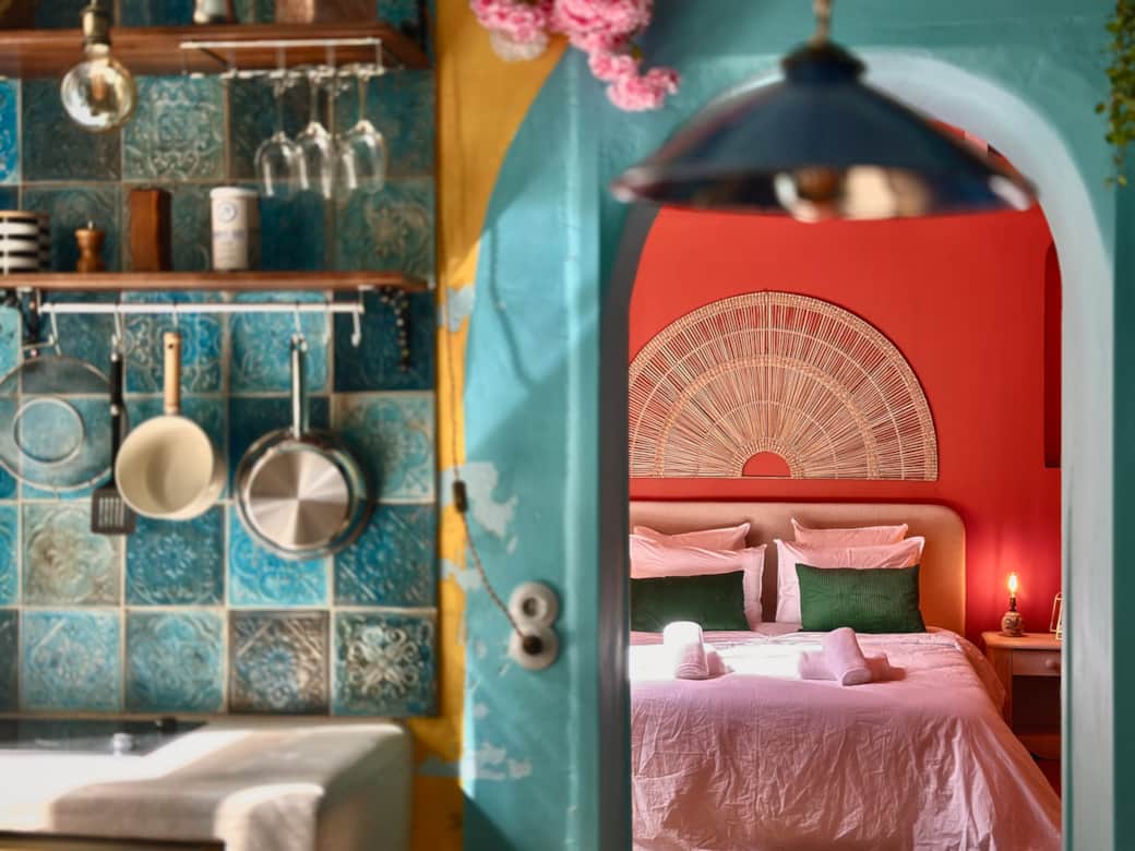 La chambre vue depuis le coin repas