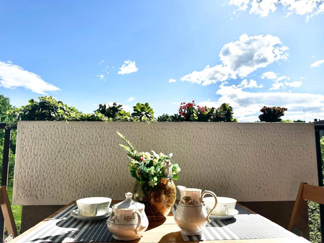 Terrazzo privato con vista sul parco, perfetto per colazioni al sole o aperitivi al tramonto. Tenda da sole estendibile.