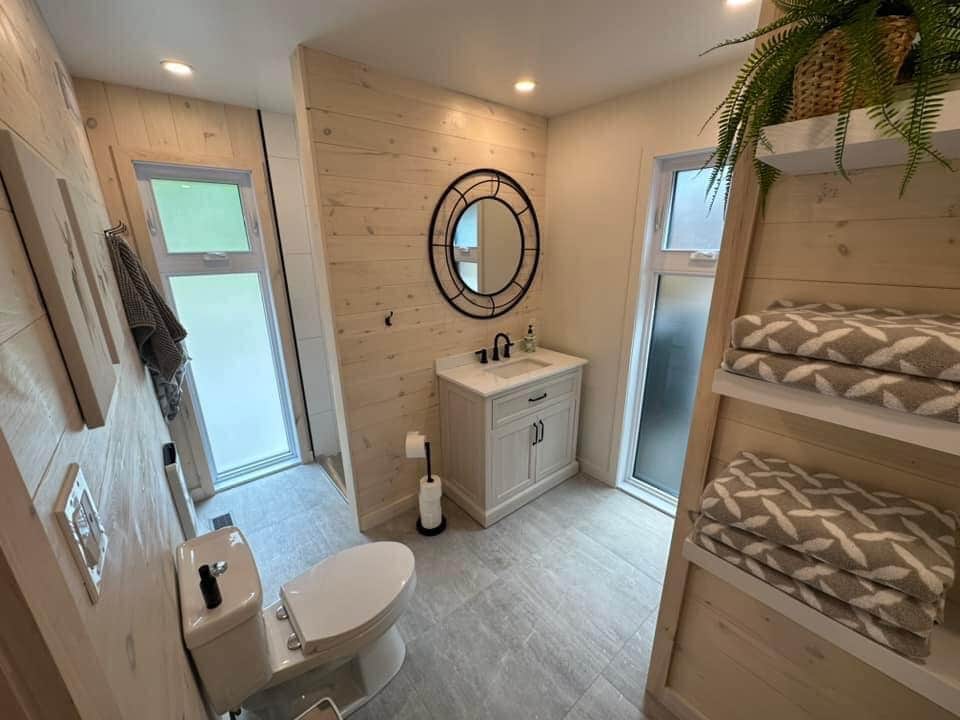 salle de bain rdc avec douche et laveuse-secheuse