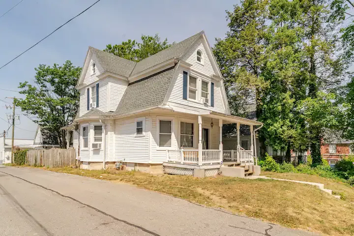 VIctorian charm near stately mansions and York College! VIctorian charm near stately mansions and York College!