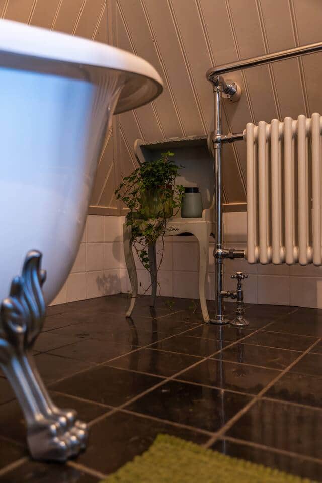Kleine, stijlvolle details zorgen voor een warme en huiselijke sfeer in de badkamer.