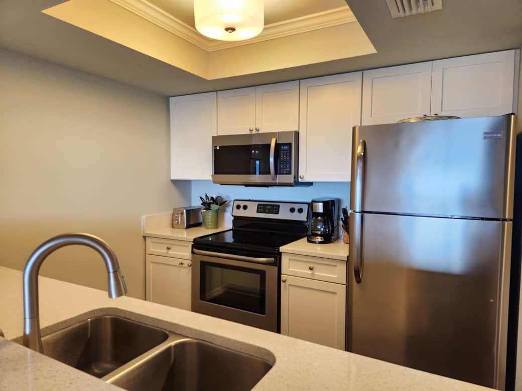 Fully equipped kitchen with dishwasher, microwave