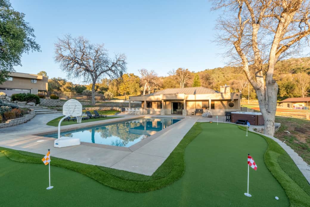 5 hole putting green for both adults and kids