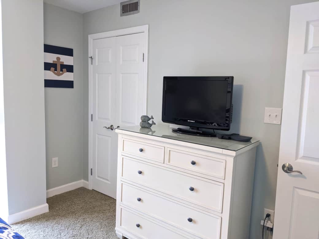 Guest bedroom with Full bed & twin bunks
