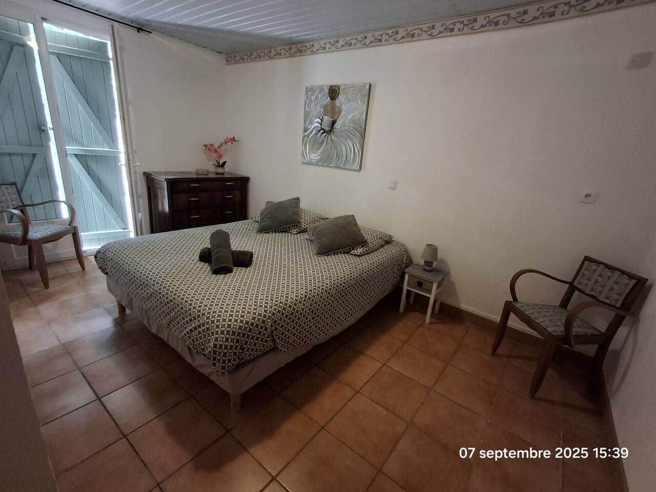 chambre cosy et lit queen size avec direct à la terrasse - Nid de la Mésange - location de vacances