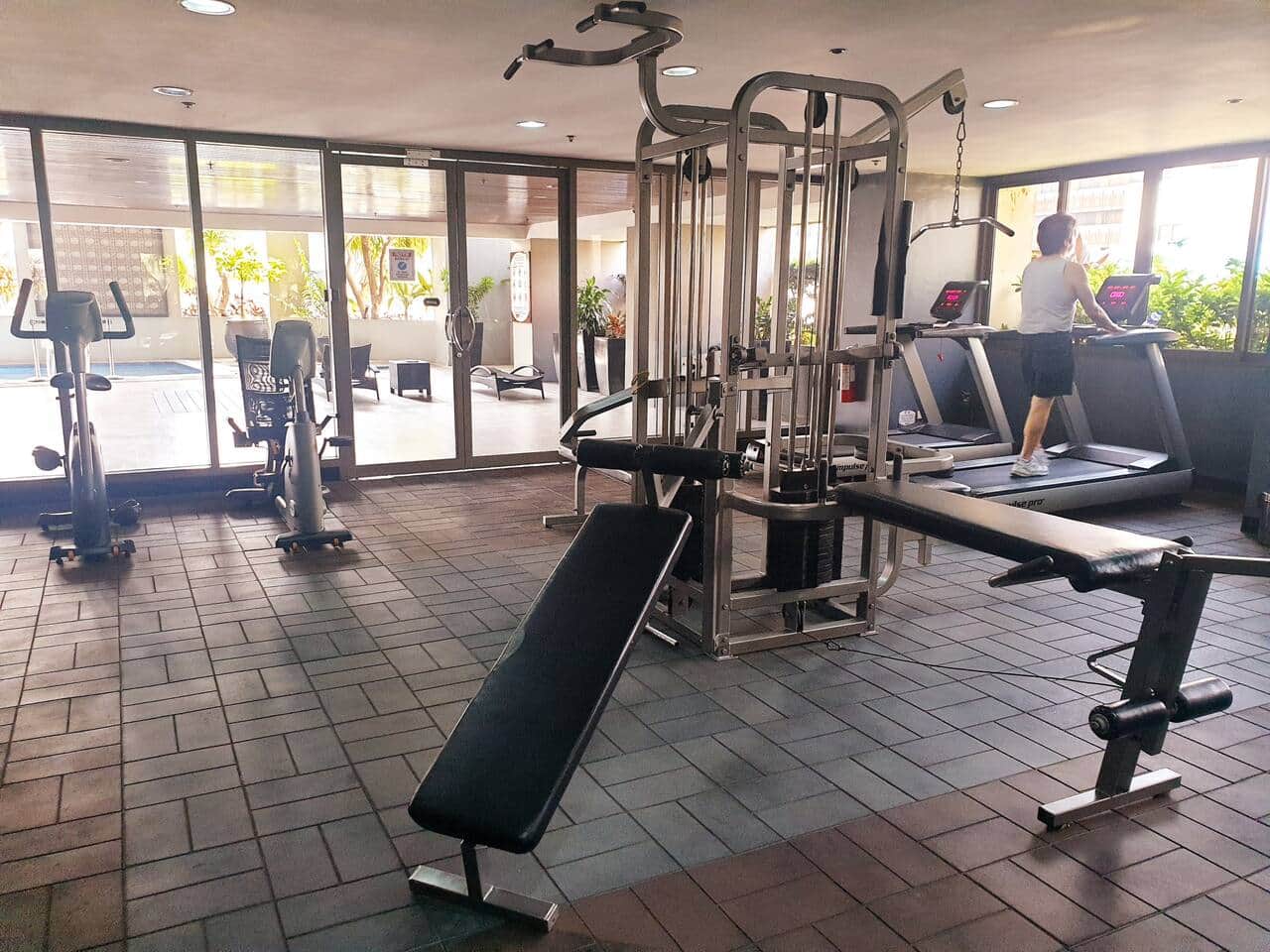 Access to gym, and multipurpose function room that can be rented for meetings or parties on the 7th floor. Send us a message for the gym schedule!