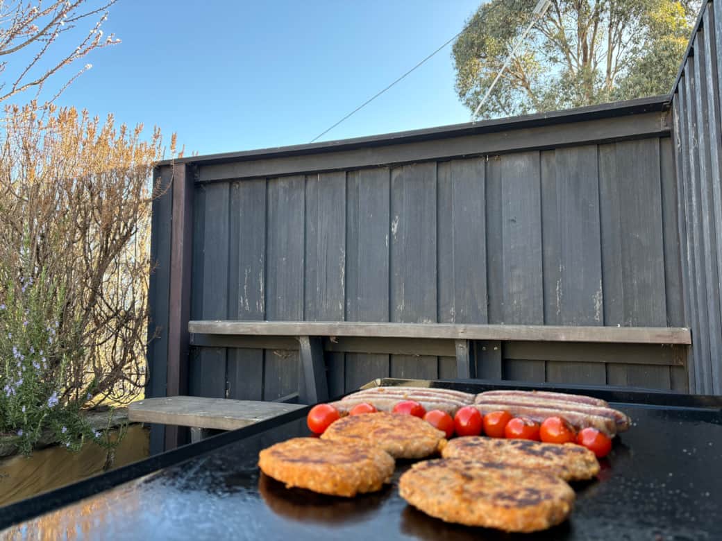 Outdoor BBQ area - cook breakfast or dinner on the flat-top BBQ and enjoy the fresh Tasmanian air.