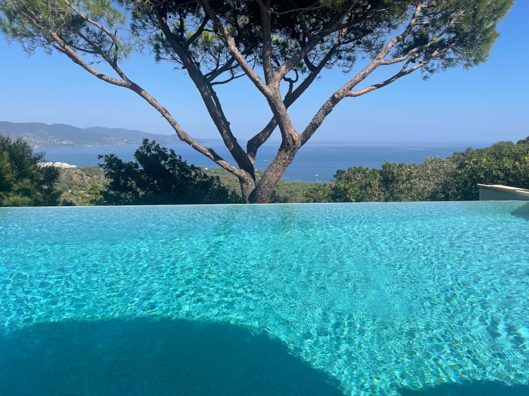 Piscine à débordement