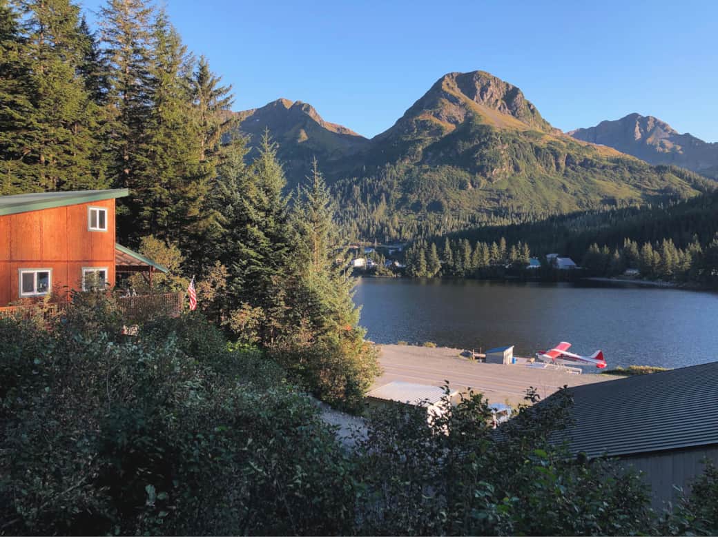Where mountains meet the water’s edge — your peaceful Alaska escape awaits. ✨