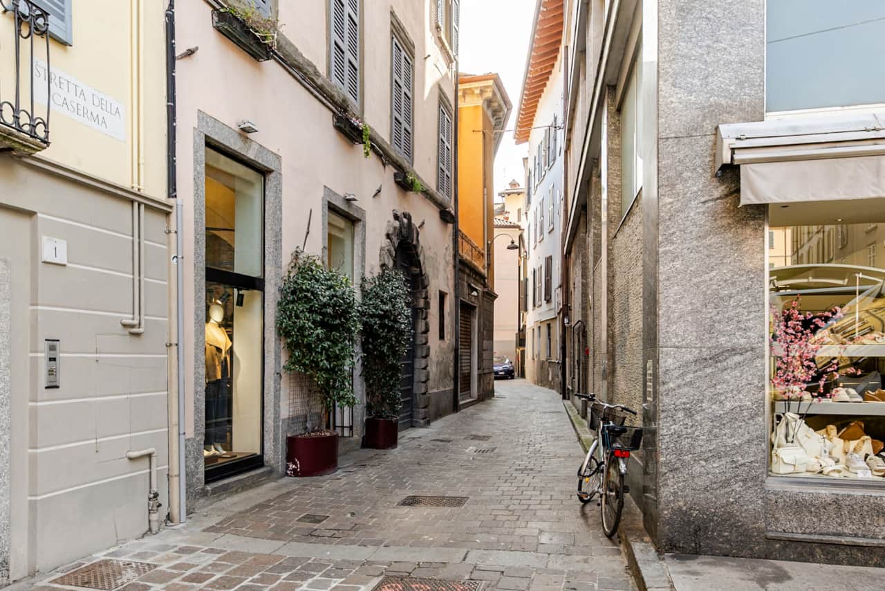 Ruelle avec boutiques et vélos, dans le centre historique de Côme
