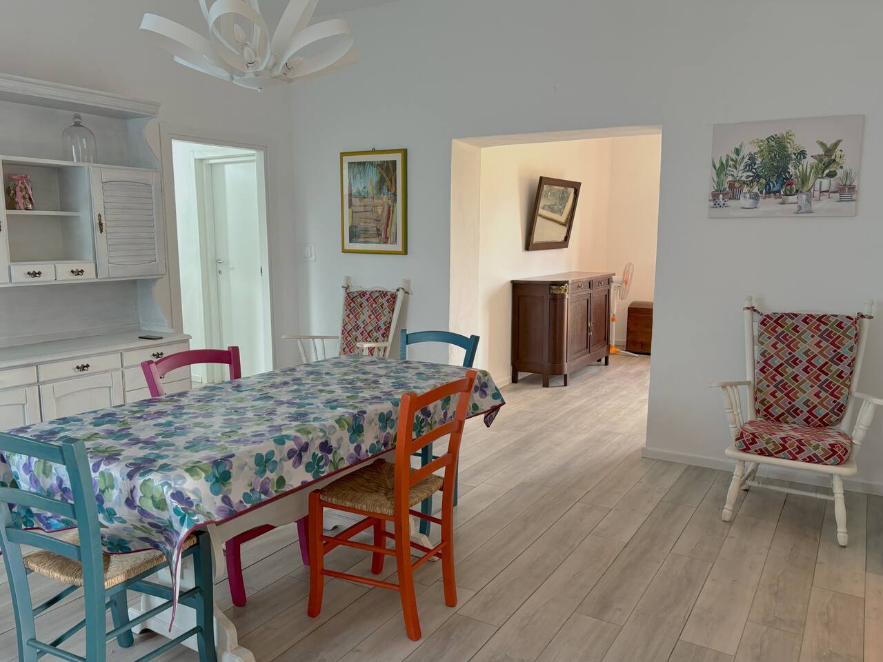 Zona pranzo con ampio tavolo da pranzo