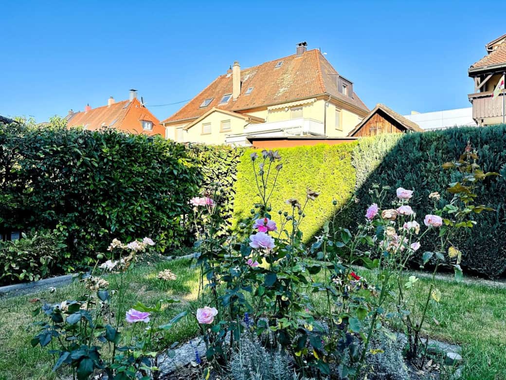 Sonnenbaden, ein Frühstück draußen, Barbecue, die Kinder einfach mal spielen lassen oder ein Aperol zum Sonnenuntergang? Unser Garten bietet Dir, was du suchst. Sonnenbaden, ein Frühstück draußen, Barbecue, die Kinder einfach mal spielen lassen oder ein Aperol zum Sonnenuntergang? Unser Garten bietet Dir, was du suchst.