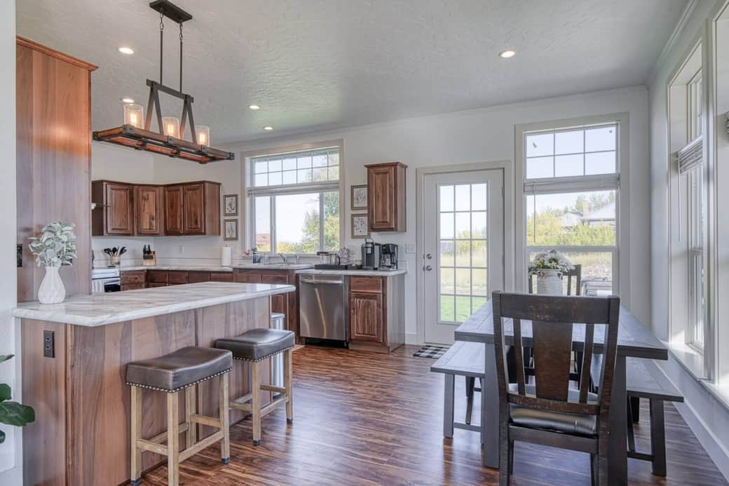 Homey, beautiful and just what you’re hoping for to make your vacation experience perfect! Seating for ten is easy in this space!