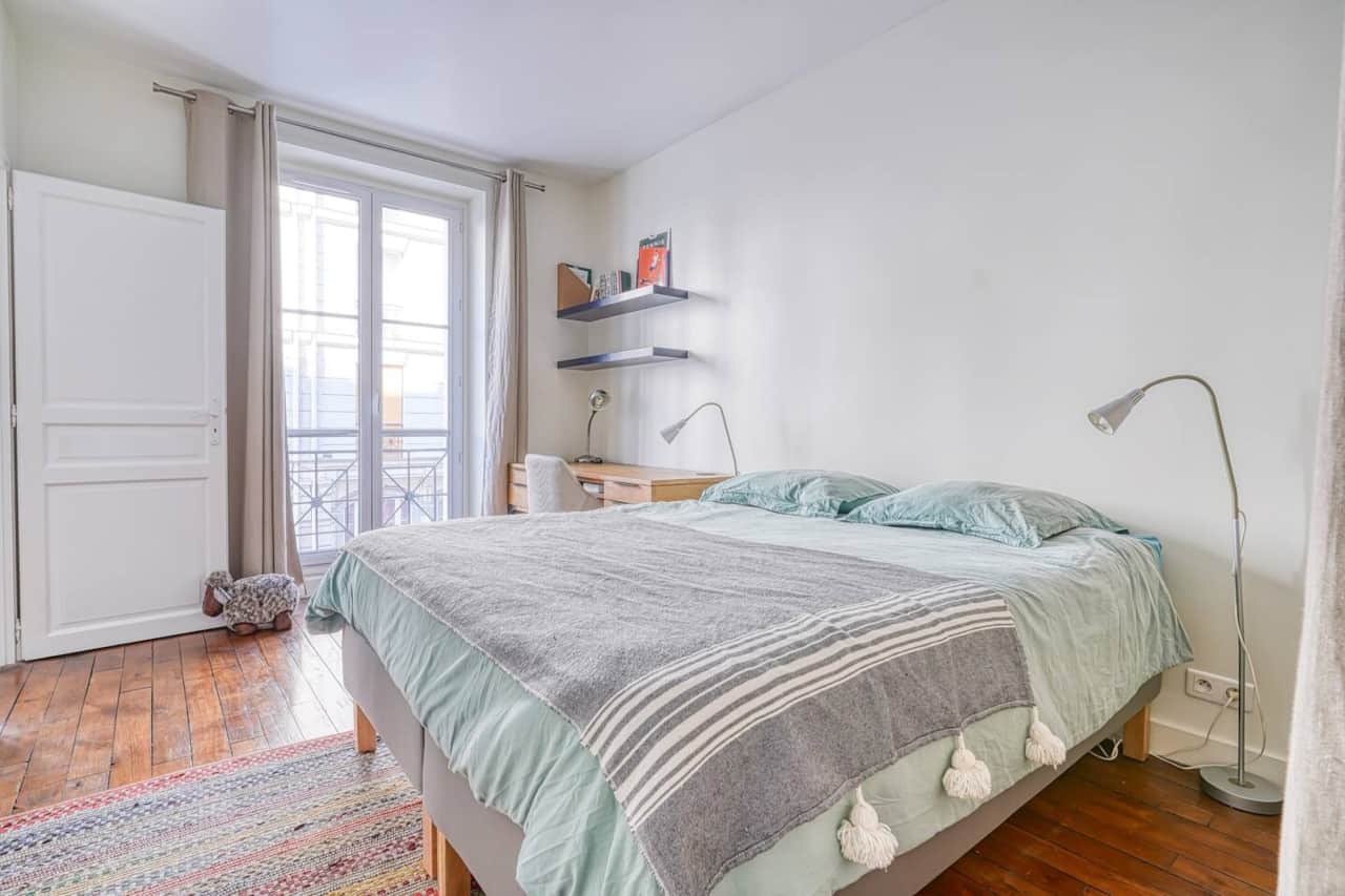 Espace nuit accueillant avec grand lit et décoration soignée, pour des nuits paisibles et reposantes.