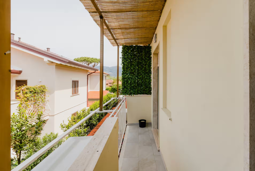 Vista panoramica dal balcone di CasaGiallo Versilia: orizzonte sul Mar Tirreno