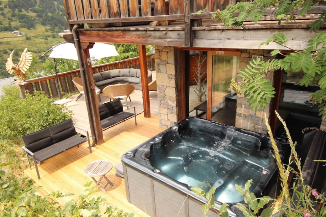 La terrasse face aux montagnes avec un jacuzzi et un sauna finlandais La terrasse face aux montagnes avec un jacuzzi et un sauna finlandais