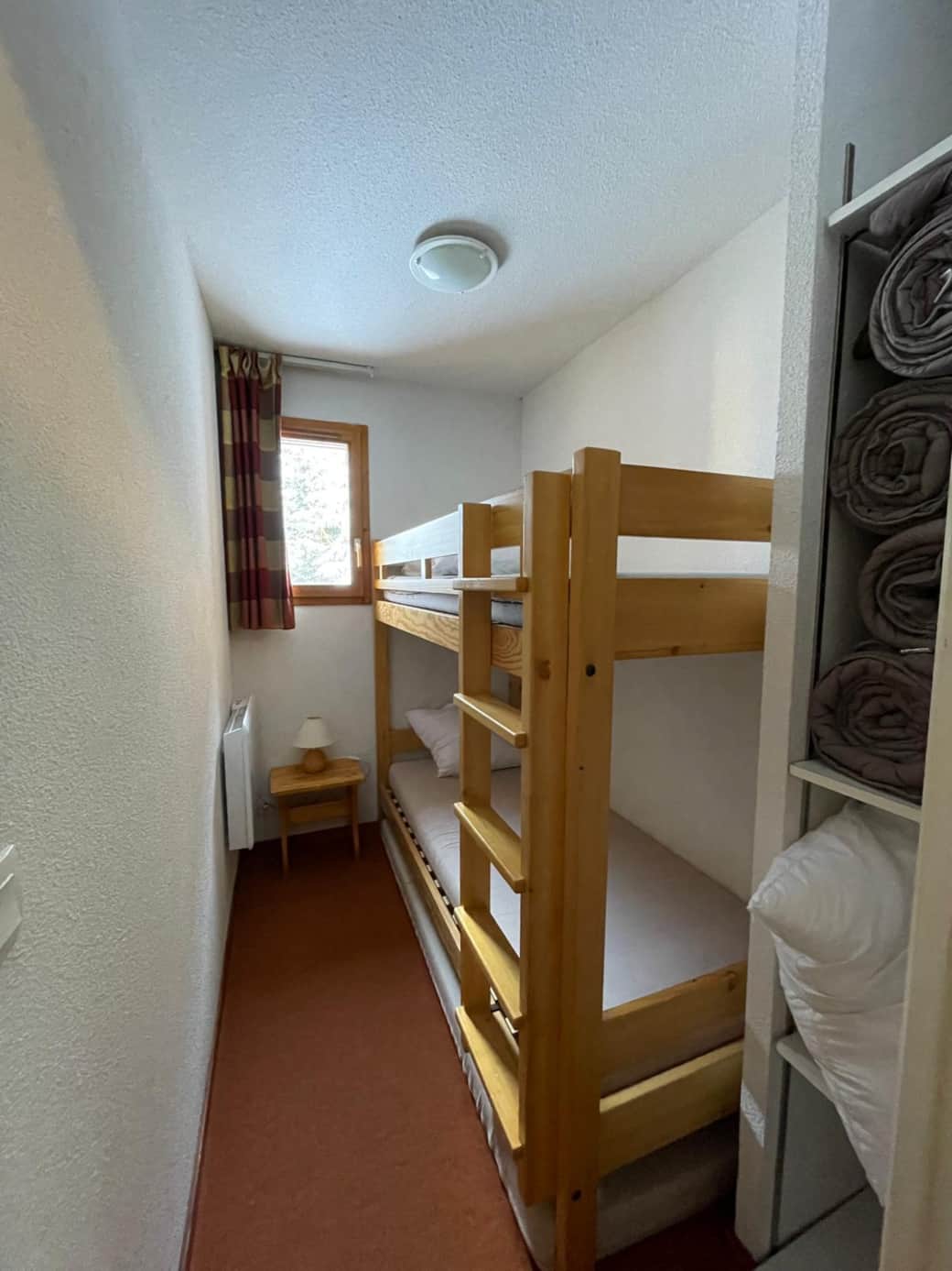 La chambre avec le lit superposé