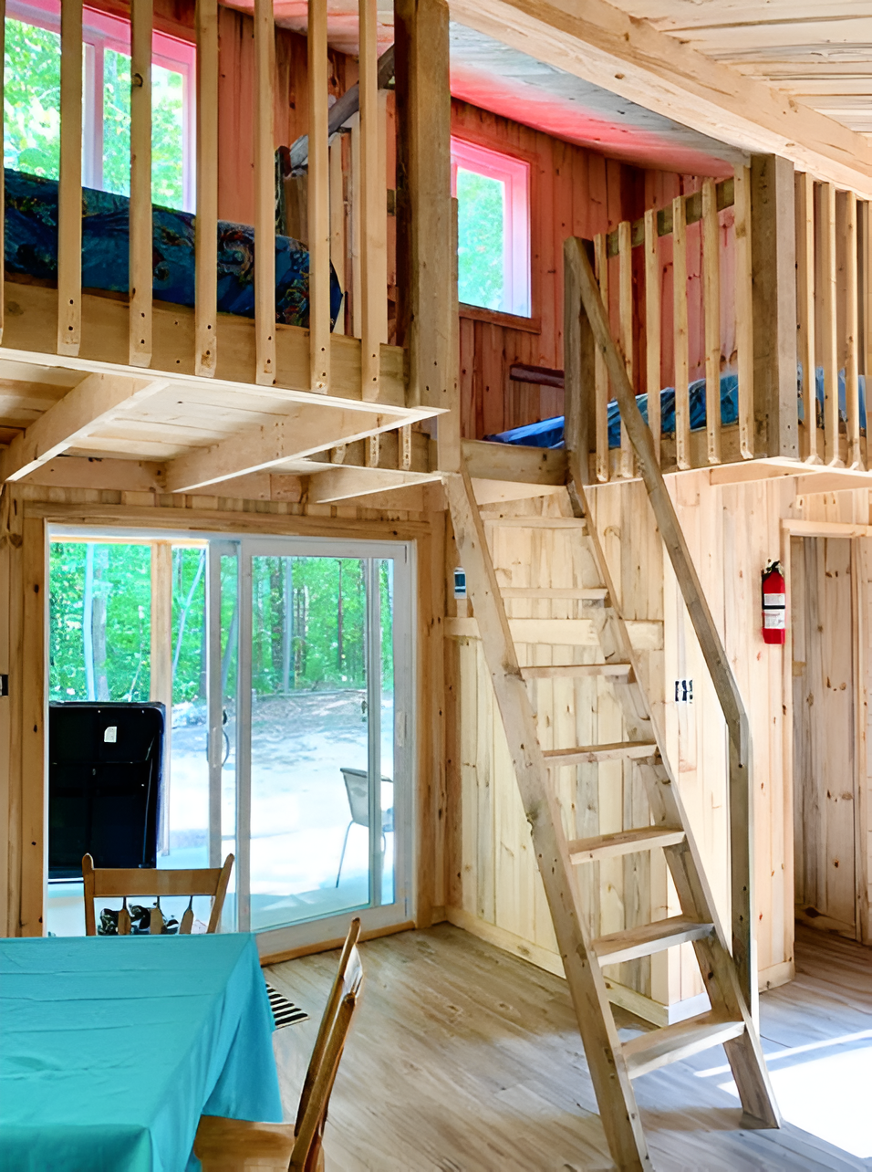 Fabriqué en pruche et pin rouge avec le bois et le moulin < scie d'ici