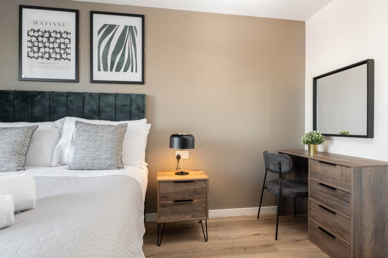 Double bedroom with desk