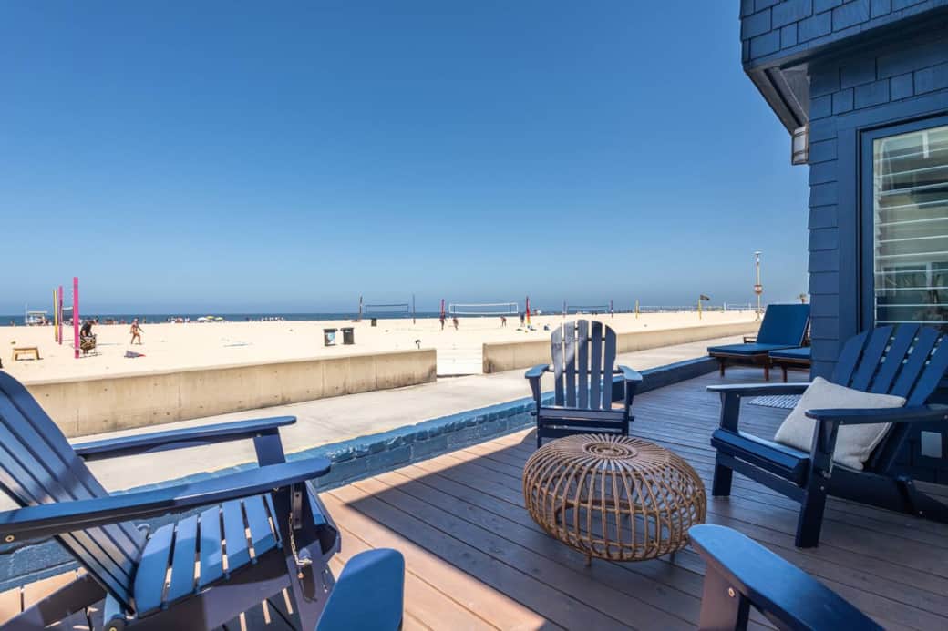Strand Stuga is located right on the Strand along the South Bay beaches of Los Angeles.