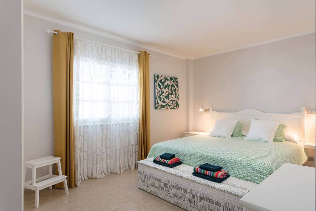 dormitorio principal con cama doble king size
