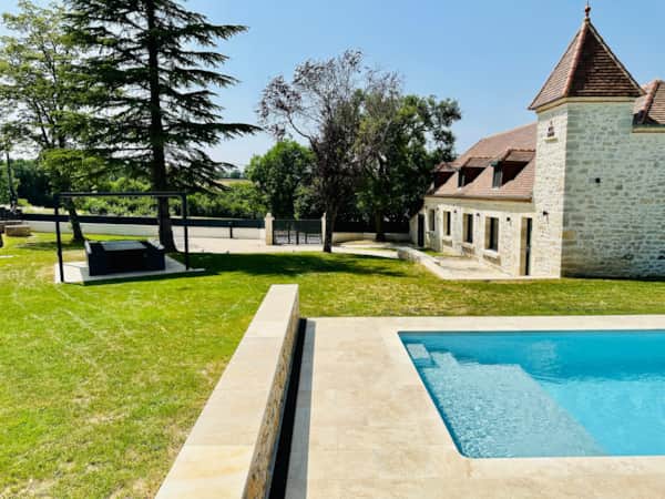 La Bastide du Causse — Le jardin et la piscine en plein jour