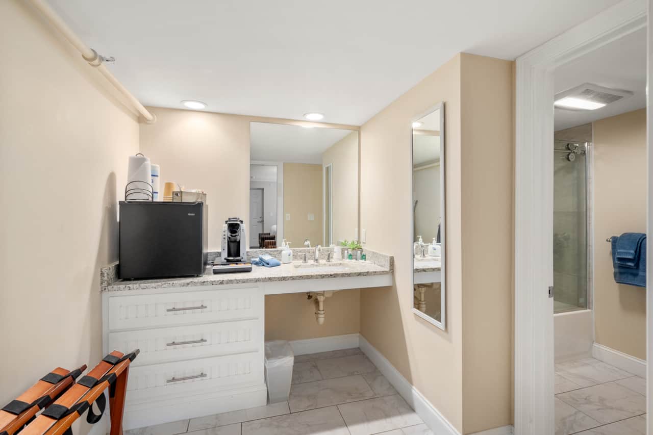 Spacious Bathroom, coffee and tea provided!