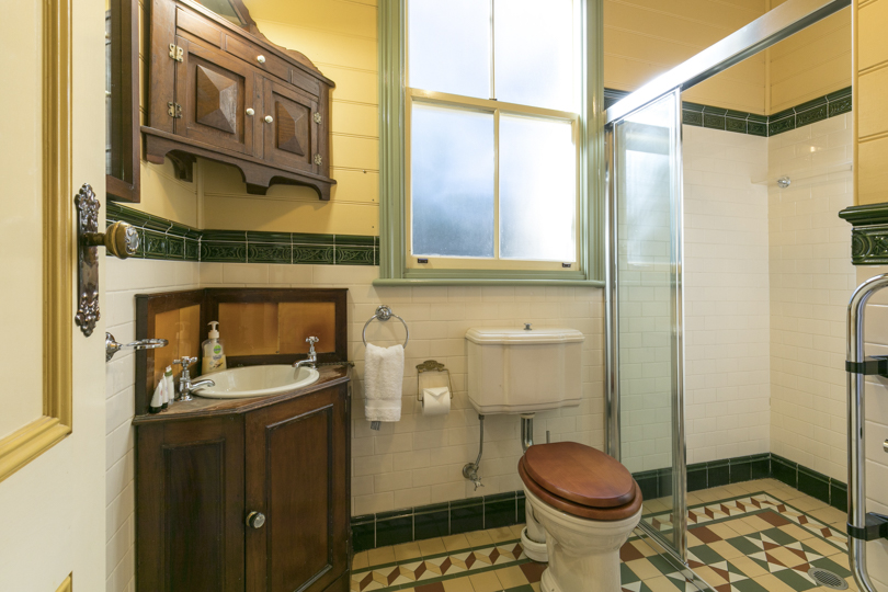 Ensuite to main bedroom