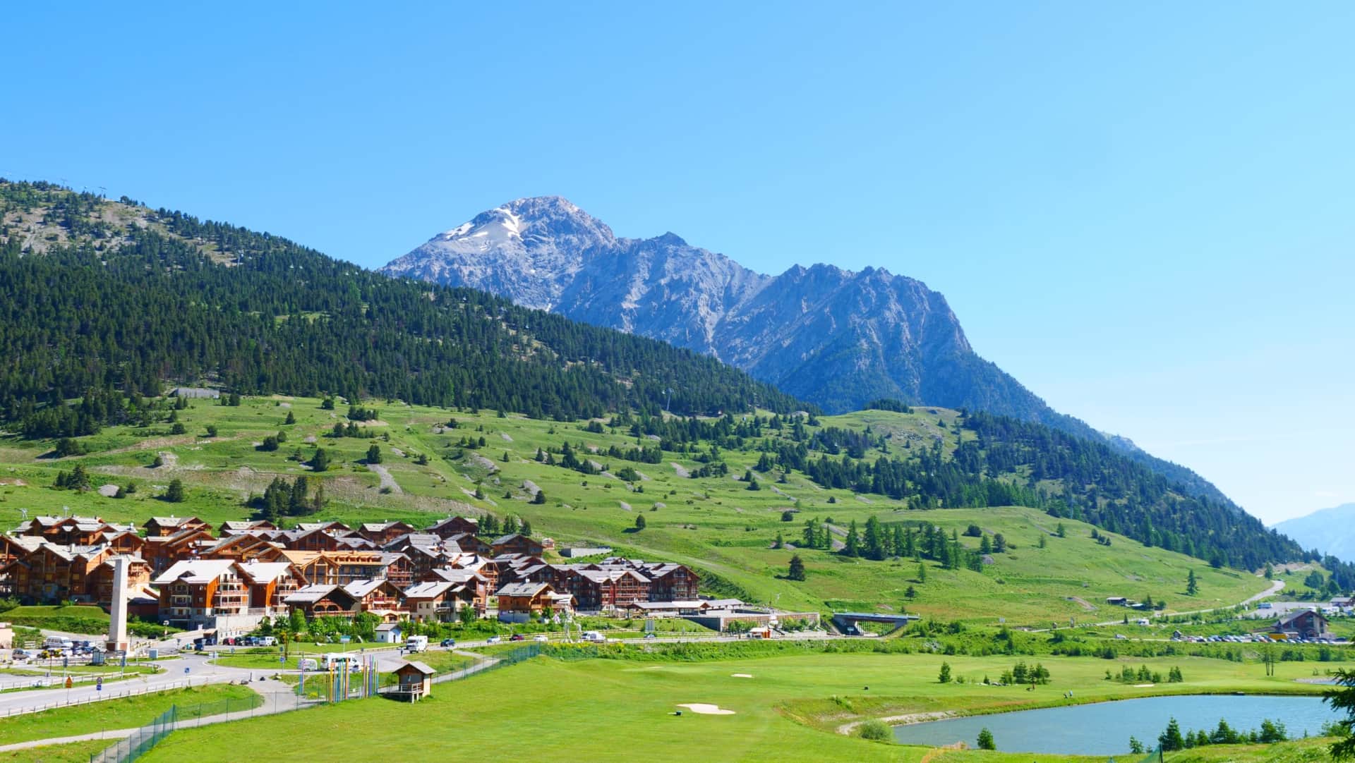 Golf international de Montgenèvre, green d'altitude avec vue sur les Alpes, Serre Chevalier Vallée