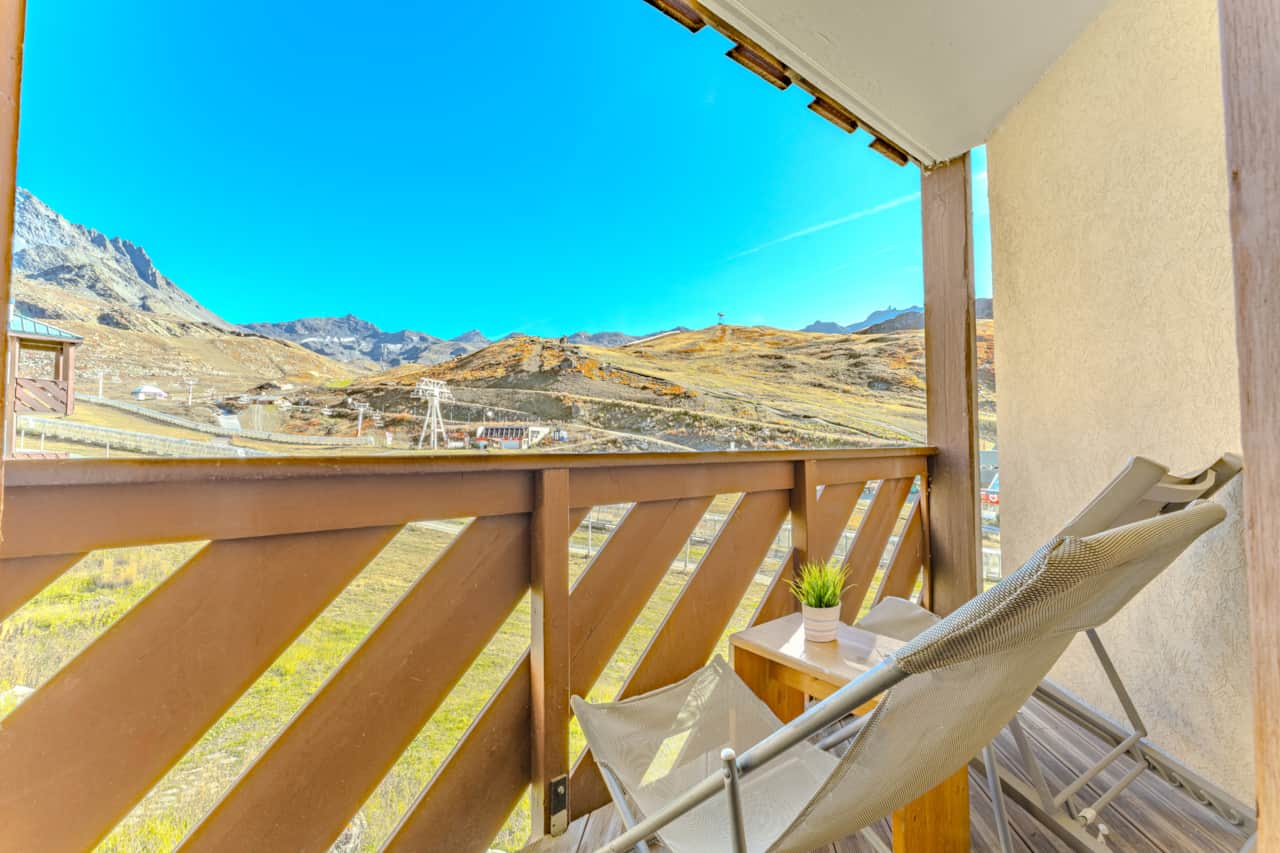 Balcon avec fauteuil et vue sur la montagne — Blue Mountain, Val Thorens